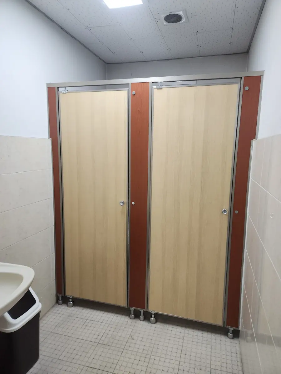 화장실칸막이 - 2칸 우드 톤 칸막이 문짝 시공 완료