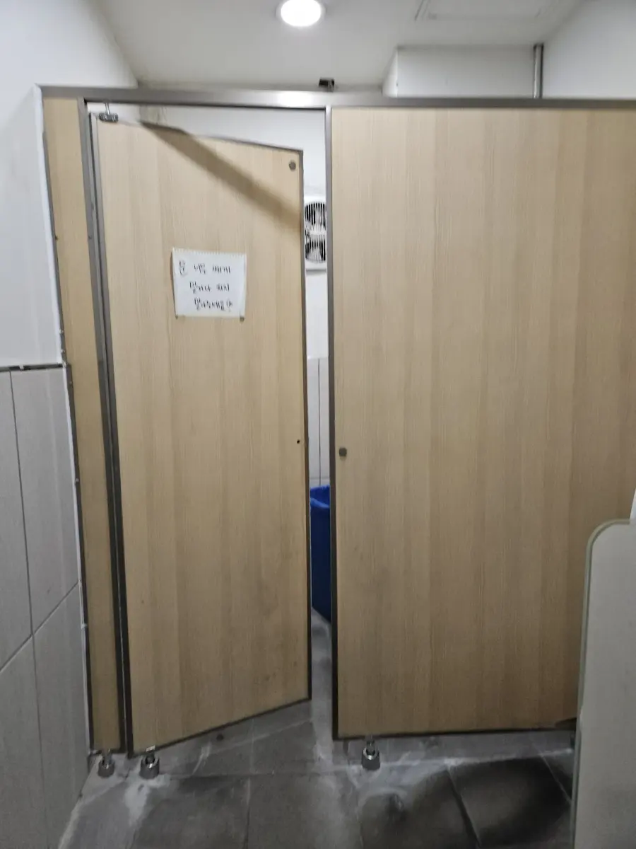 화장실칸막이 - 문짝이 열려 있는 파손된 칸막이