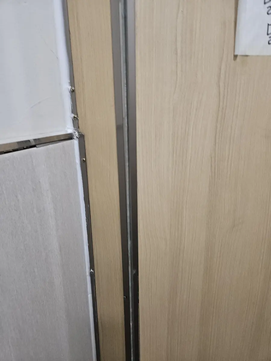 화장실칸막이 - 문과 옆 패널 사이 프레임 접합부